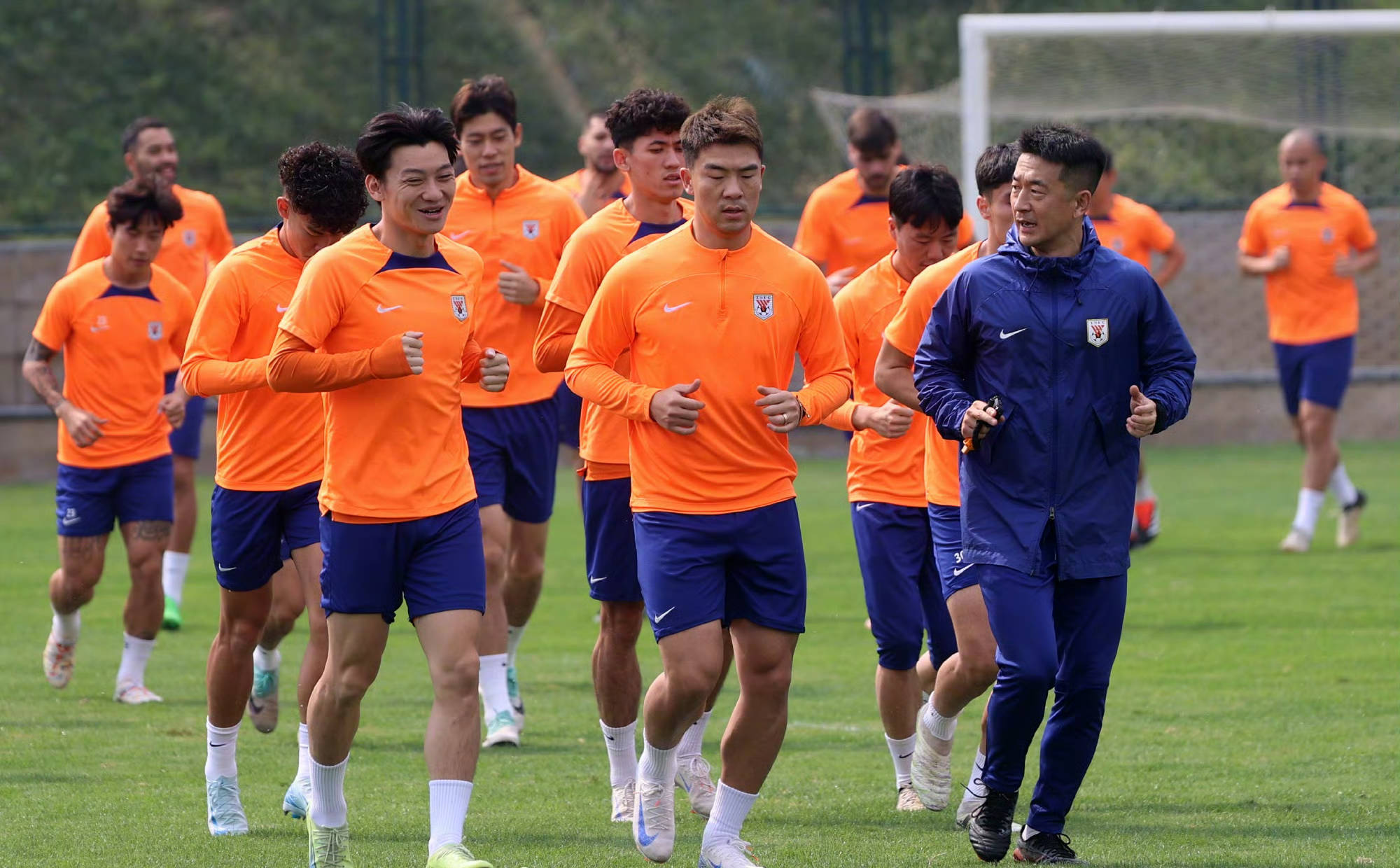 赛后体能课后；山东泰山更衣室发声备战意大利杯；底气十足；临场指挥获称赞的简单介绍