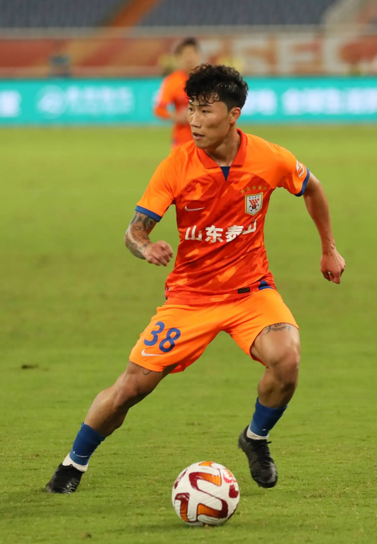 赛后体能课后；山东泰山更衣室发声备战意大利杯；底气十足；临场指挥获称赞的简单介绍